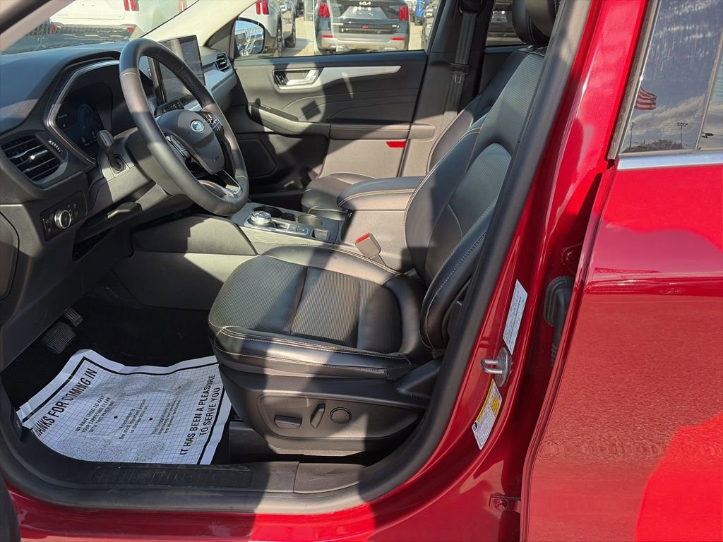 Certified 2023 Ford Escape Platinum w/ Class II Trailer Tow Package AWD/4WD image 9