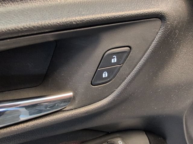 Used 2025 Chevrolet Trax RS w/ Sunroof Package FWD image 16