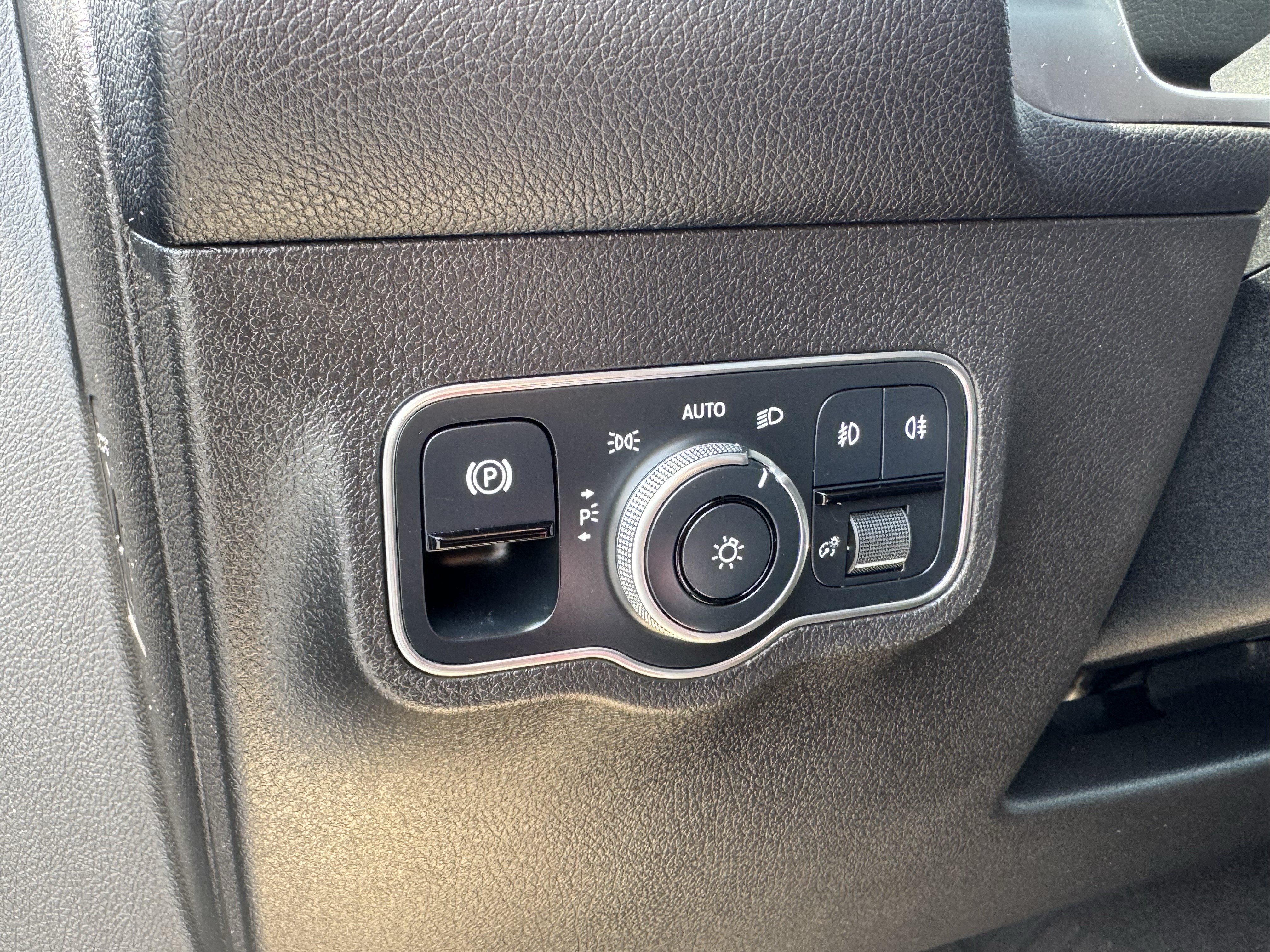 Used 2020 Mercedes-Benz GLB 250 4MATIC image 36