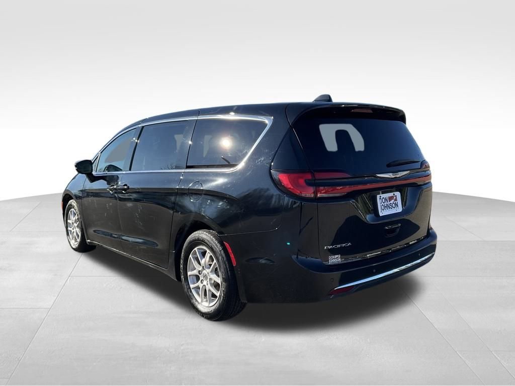 Used 2024 Chrysler Pacifica Touring-L image 3