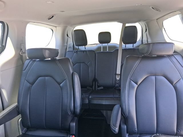 Used 2024 Chrysler Pacifica Touring-L FWD image 16