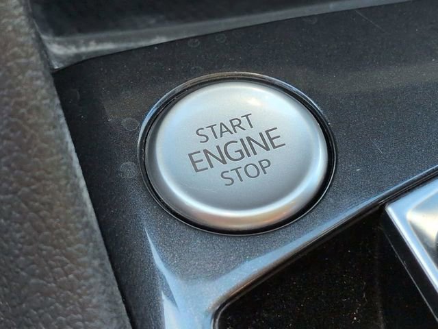 Used 2023 Volkswagen Tiguan SE w/ Panoramic Sunroof Package image 32