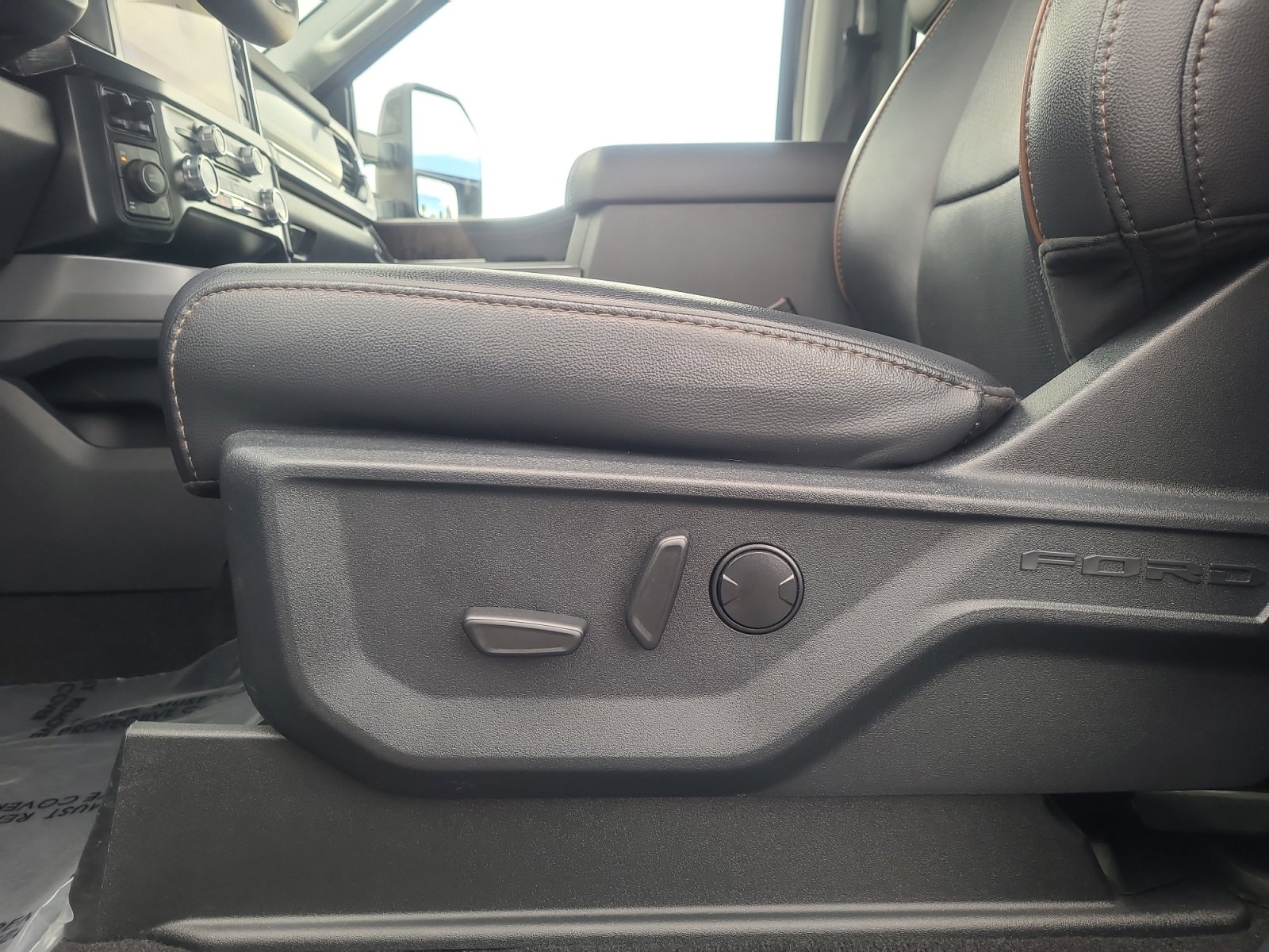 Certified 2025 Ford F350 Lariat w/ Black Appearance Package image 14