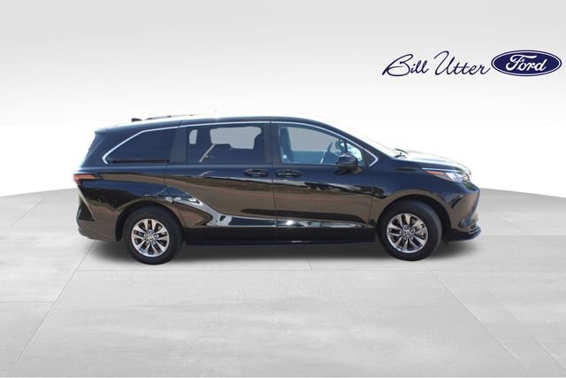 Used 2025 Toyota Sienna LE FWD image 4