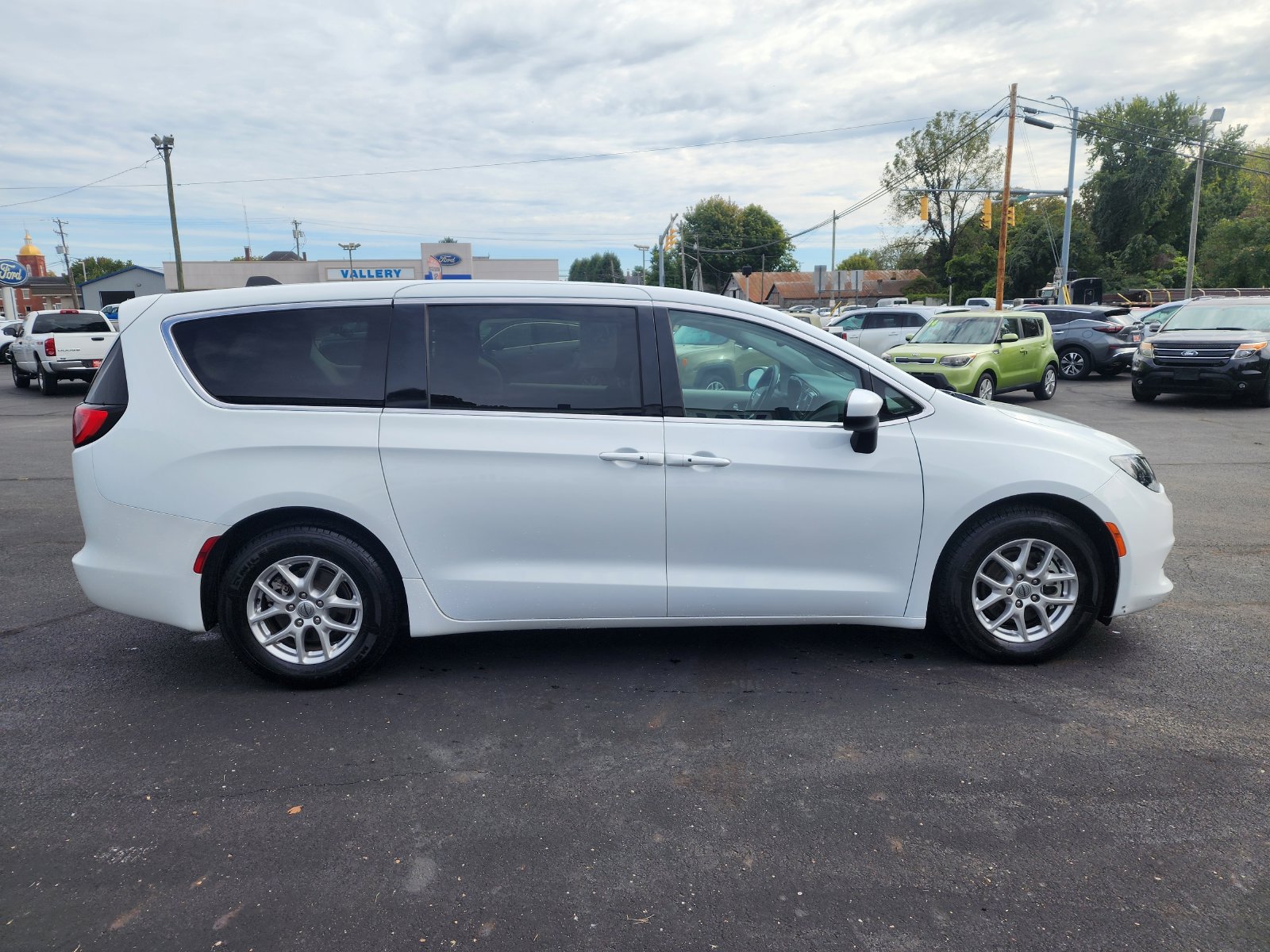 Used 2023 Chrysler Voyager LX FWD image 6