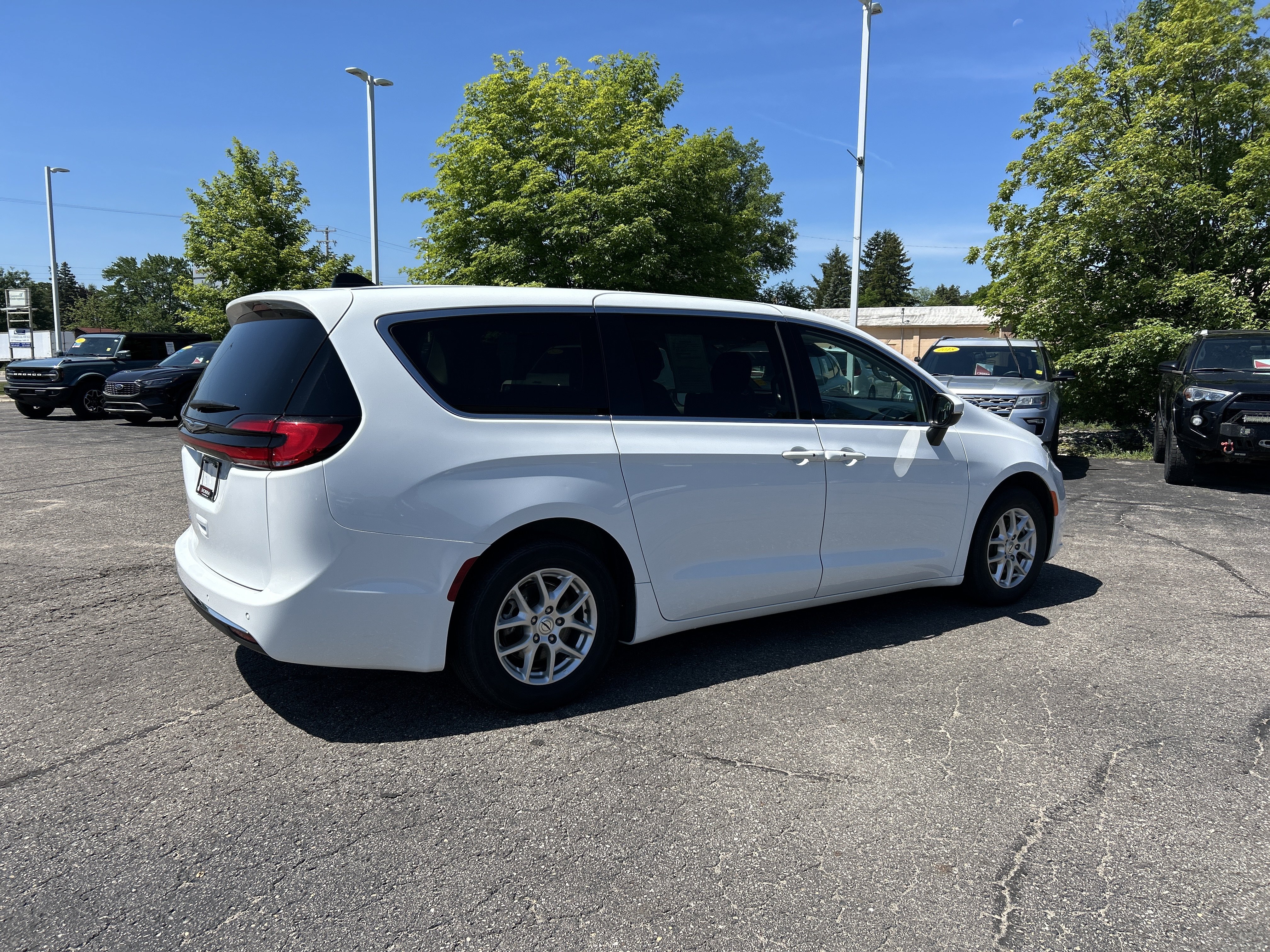 Used 2023 Chrysler Pacifica Touring-L FWD image 3