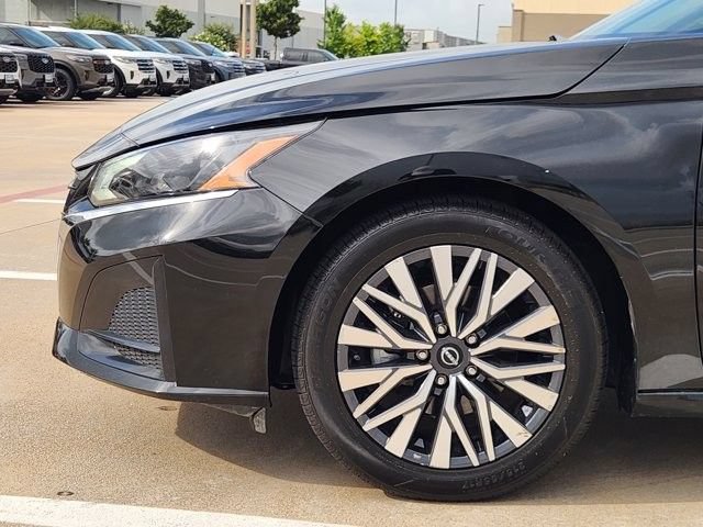 Used 2025 Nissan Altima 2.5 SV FWD image 8