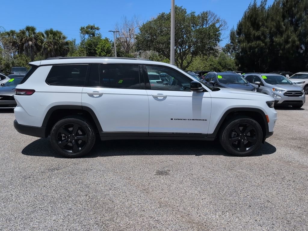 Used 2024 Jeep Grand Cherokee L Limited w/ Black Appearance Package AWD/4WD image 2