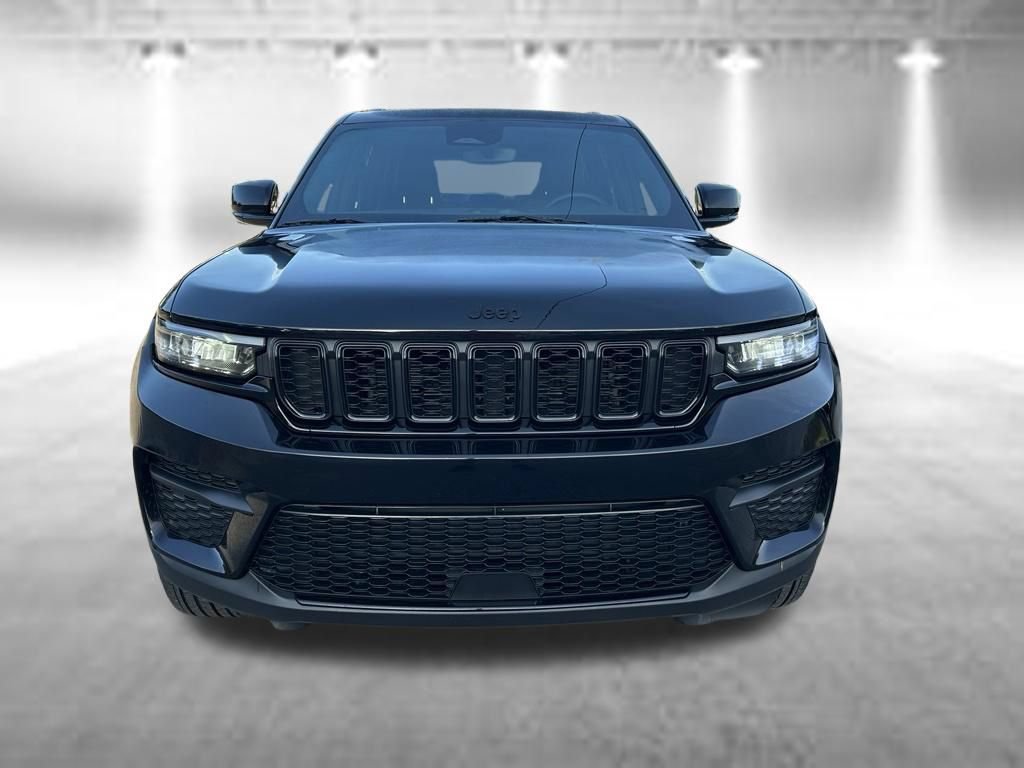 Used 2024 Jeep Grand Cherokee Altitude AWD/4WD image 10