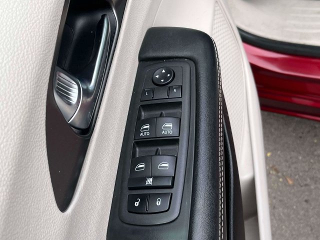 Used 2022 Chrysler Pacifica Touring-L FWD image 27