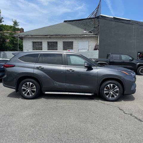 Used 2023 Toyota Highlander XLE AWD/4WD image 4