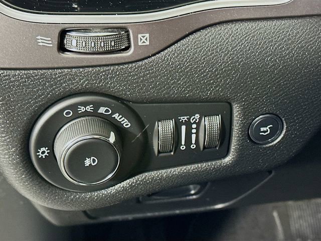 Used 2020 Jeep Cherokee Limited image 16