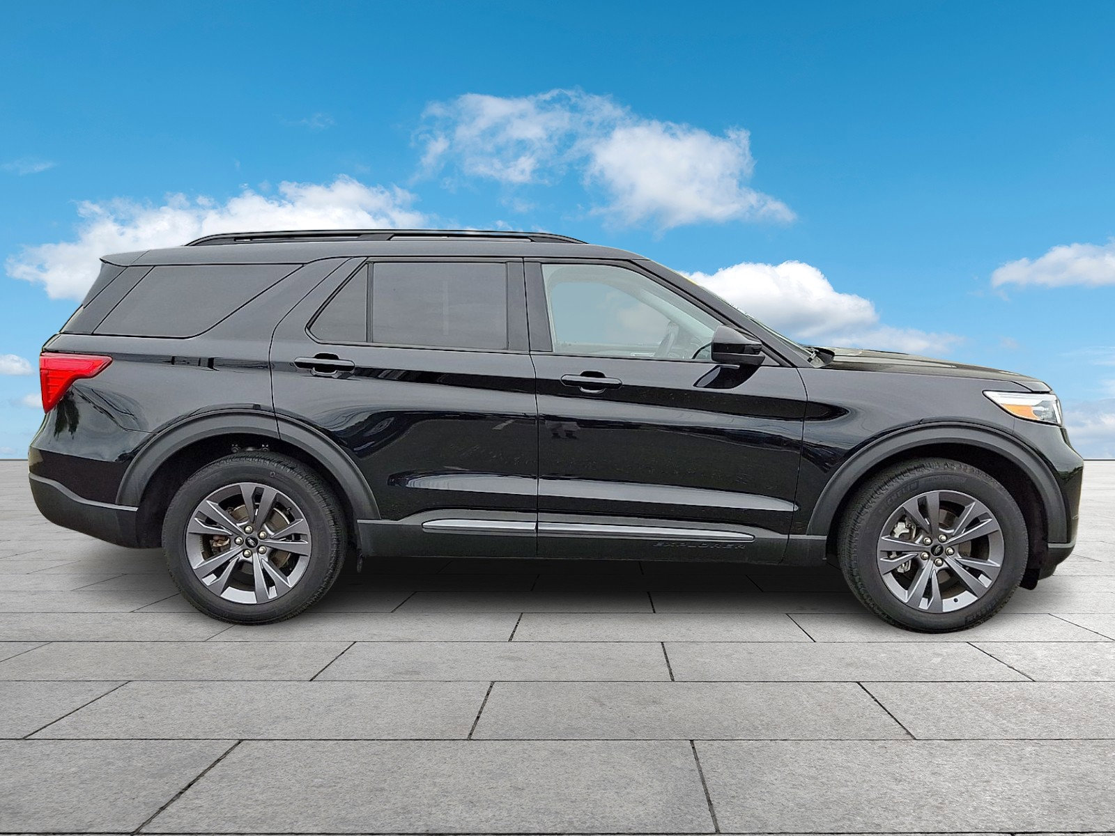 Certified 2023 Ford Explorer XLT w/ Equipment Group 202A AWD/4WD image 7