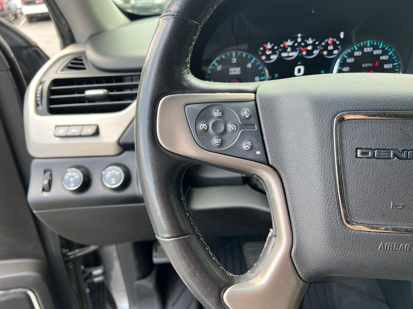 Used 2020 GMC Yukon Denali AWD/4WD image 13
