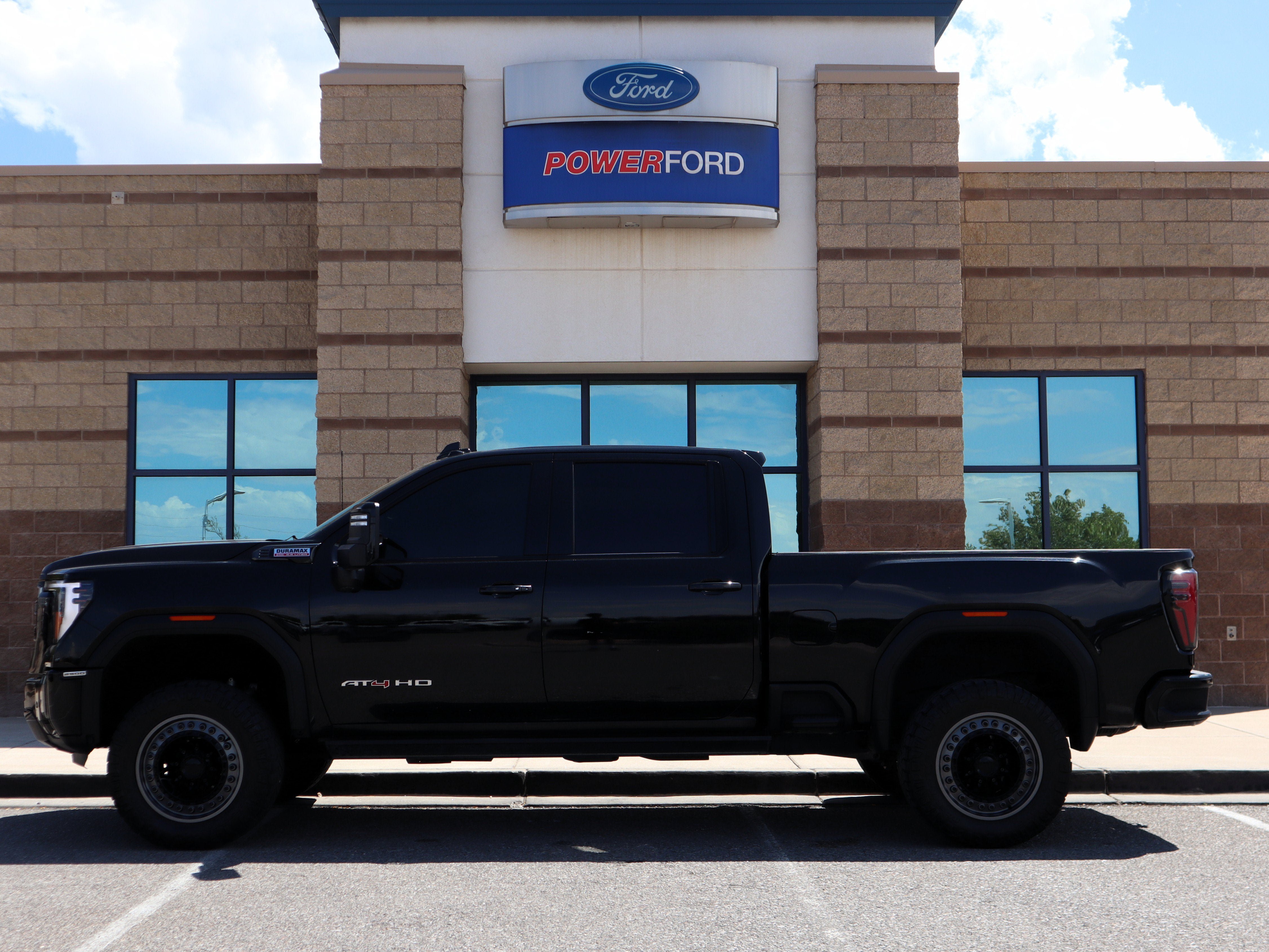 Used 2024 GMC Sierra 2500 AT4 w/ AT4 Premium Plus Package AWD/4WD image 9