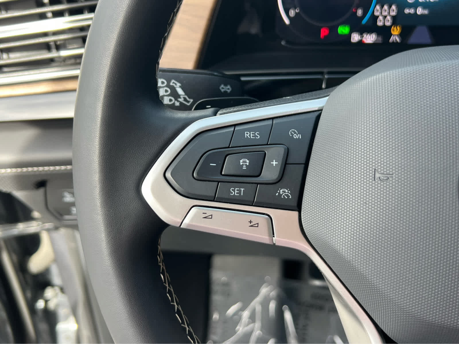 Used 2024 Volkswagen Atlas SE AWD/4WD image 37