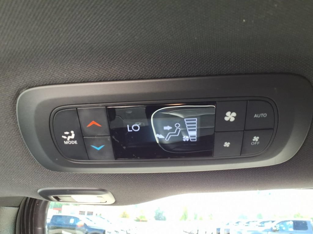 Used 2025 Chrysler Pacifica Limited FWD image 17