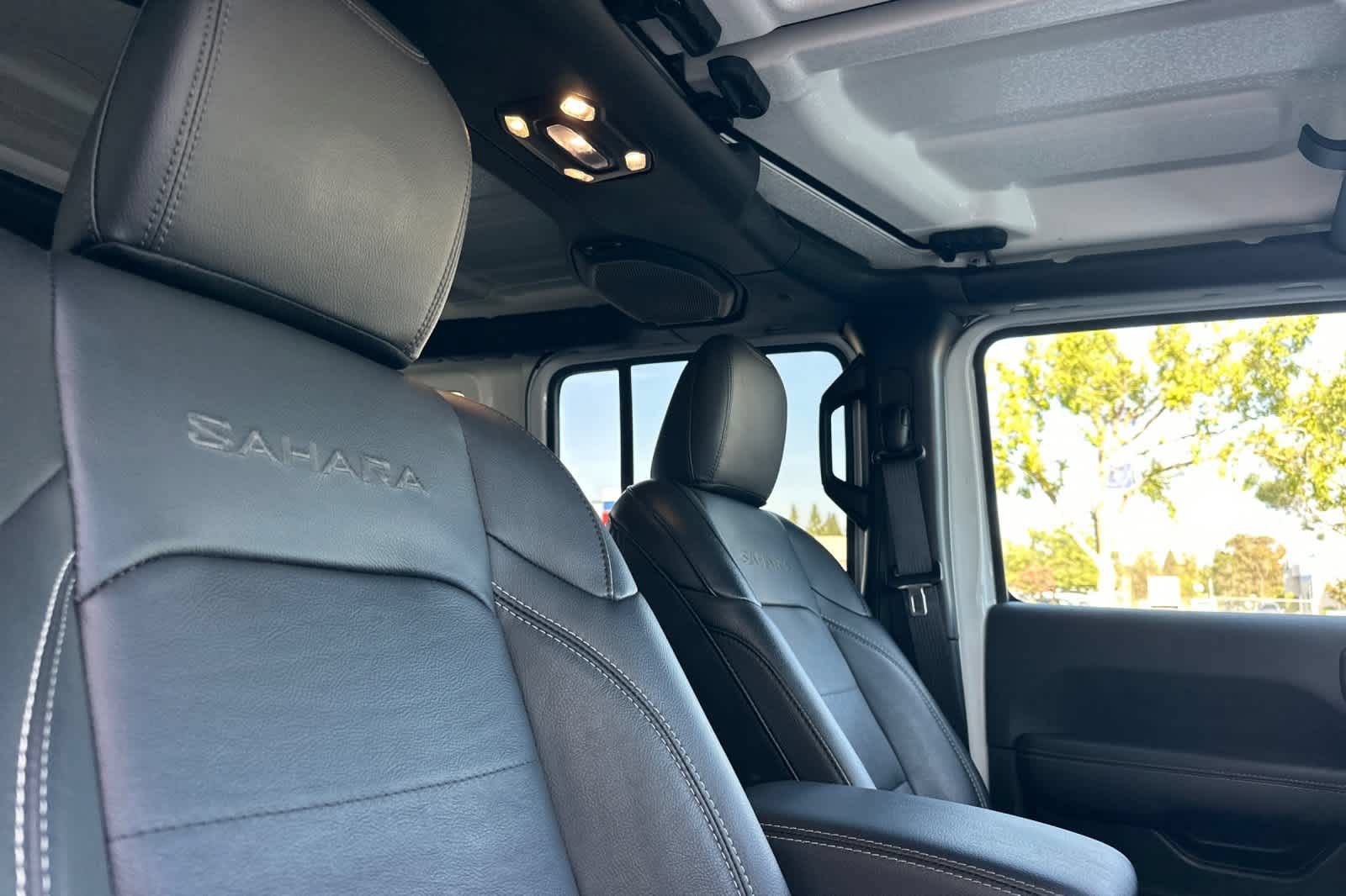 Used 2022 Jeep Wrangler Unlimited Sahara AWD/4WD image 18