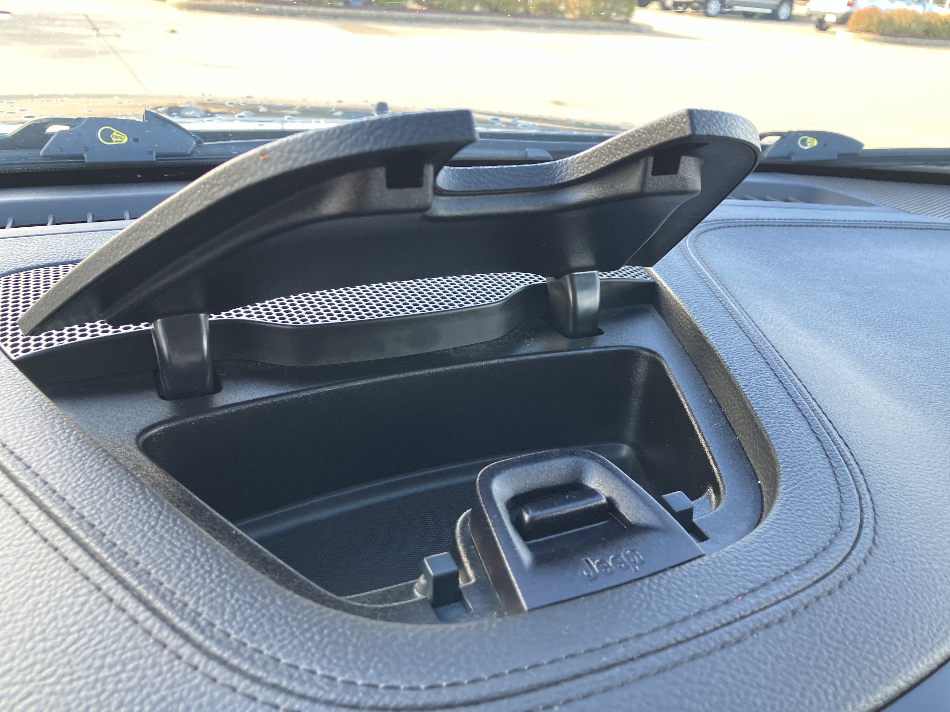 Used 2020 Jeep Cherokee Latitude Plus image 30