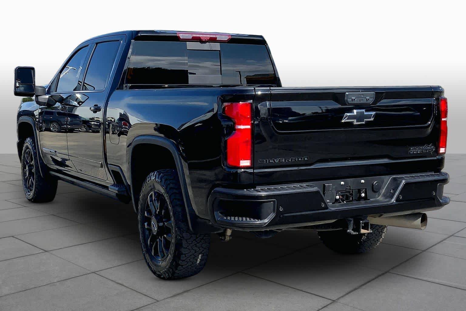 Used 2025 Chevrolet Silverado 2500 High Country w/ Midnight Edition AWD/4WD image 12
