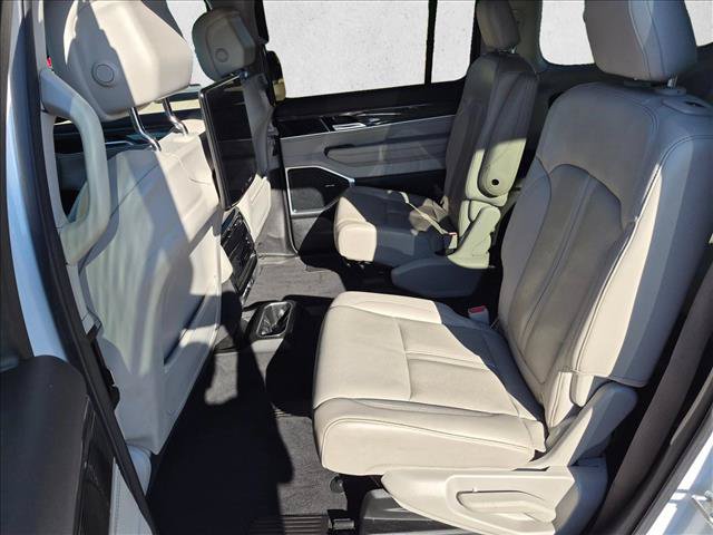 Used 2022 Jeep Wagoneer Series III w/ Rear Seat Video Group 1 AWD/4WD image 17