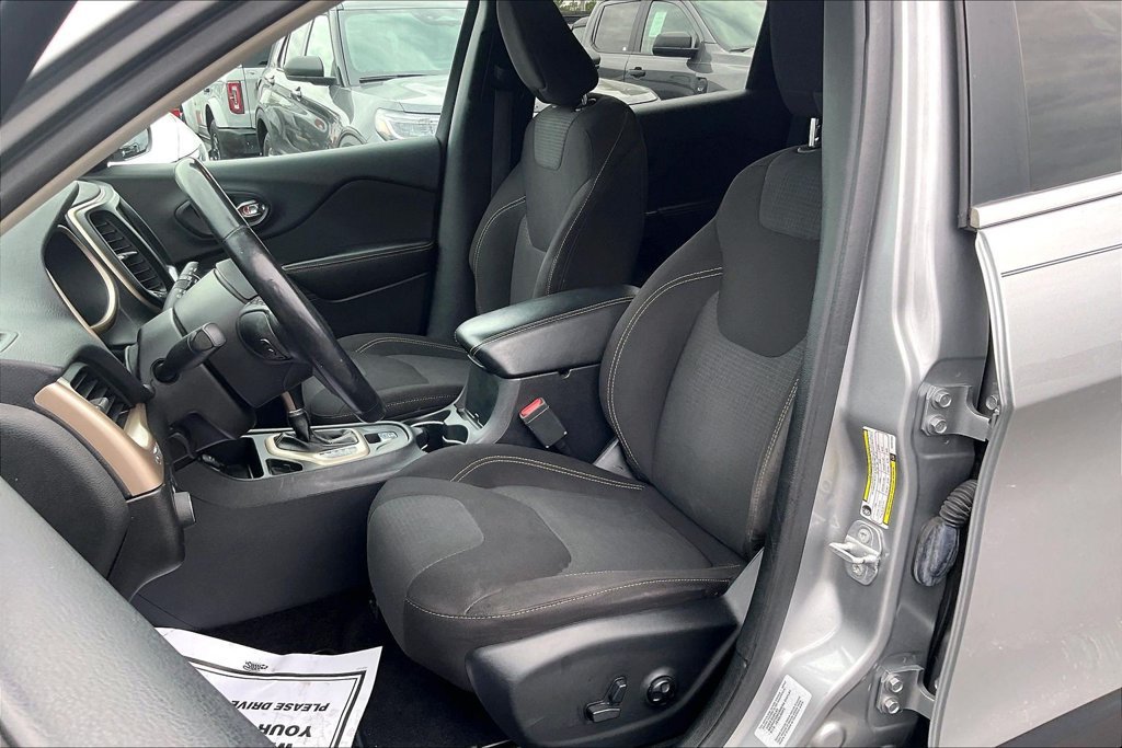 Used 2017 Jeep Cherokee Latitude w/ Safety/Convenience Group FWD image 24