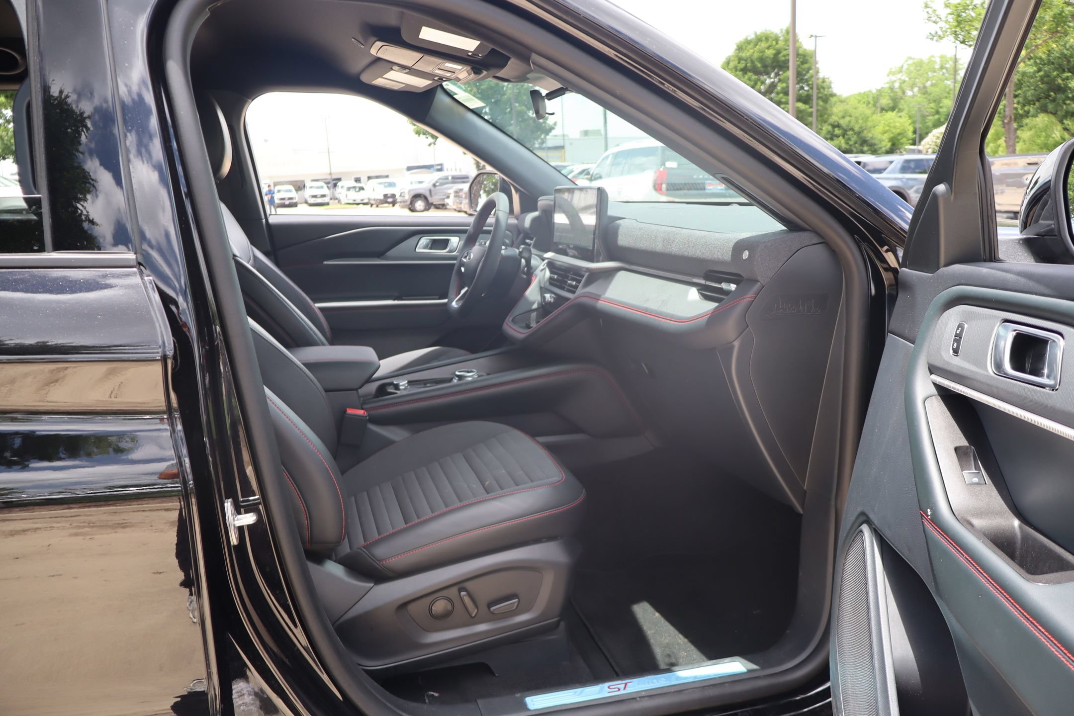 Certified 2026 Ford Explorer ST-Line RWD image 30