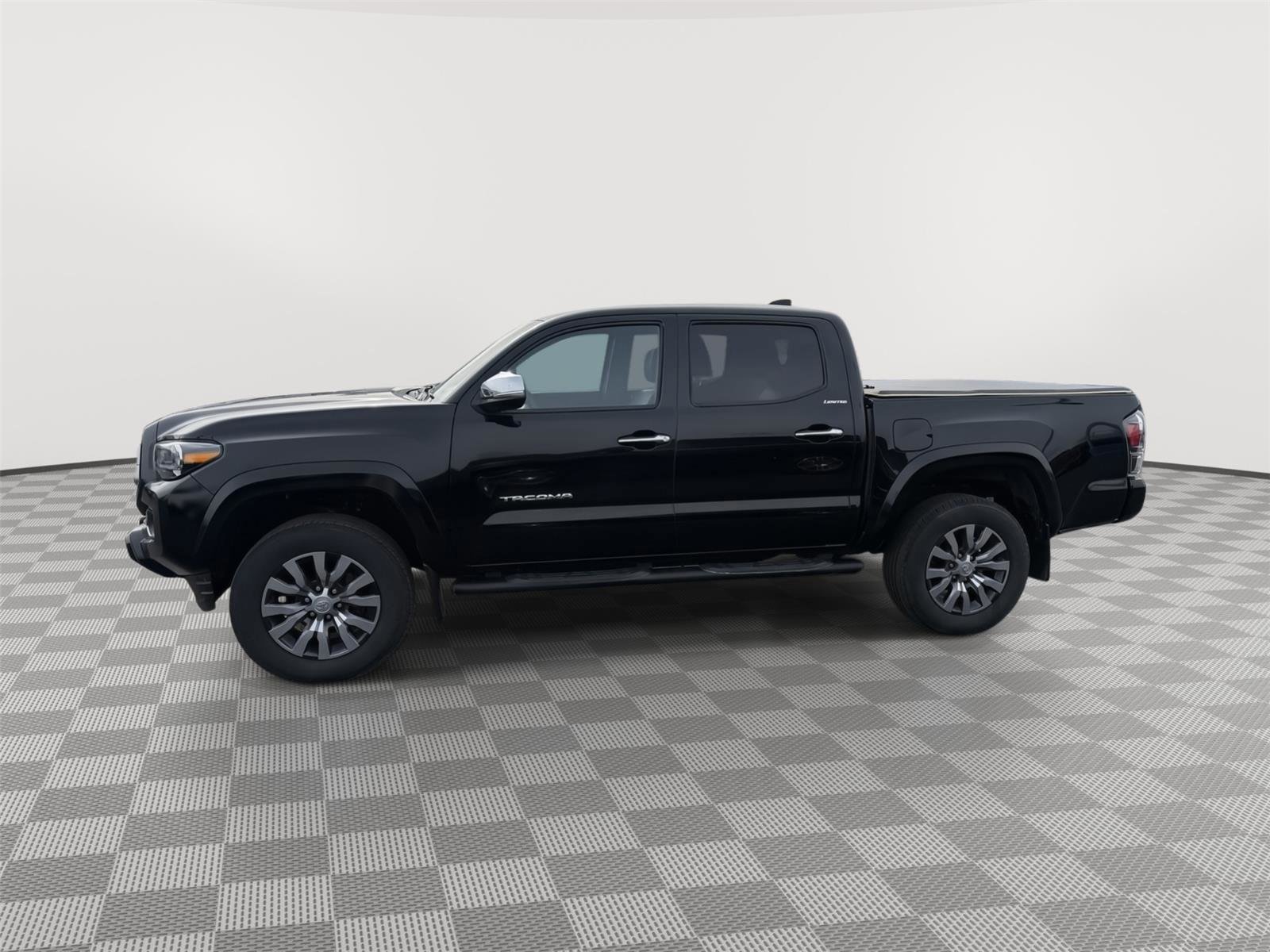 Used 2023 Toyota Tacoma Limited image 2