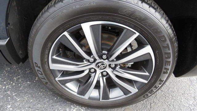 Used 2022 Toyota Venza LE image 27