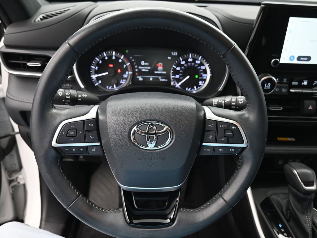 Used 2023 Toyota Highlander L image 31