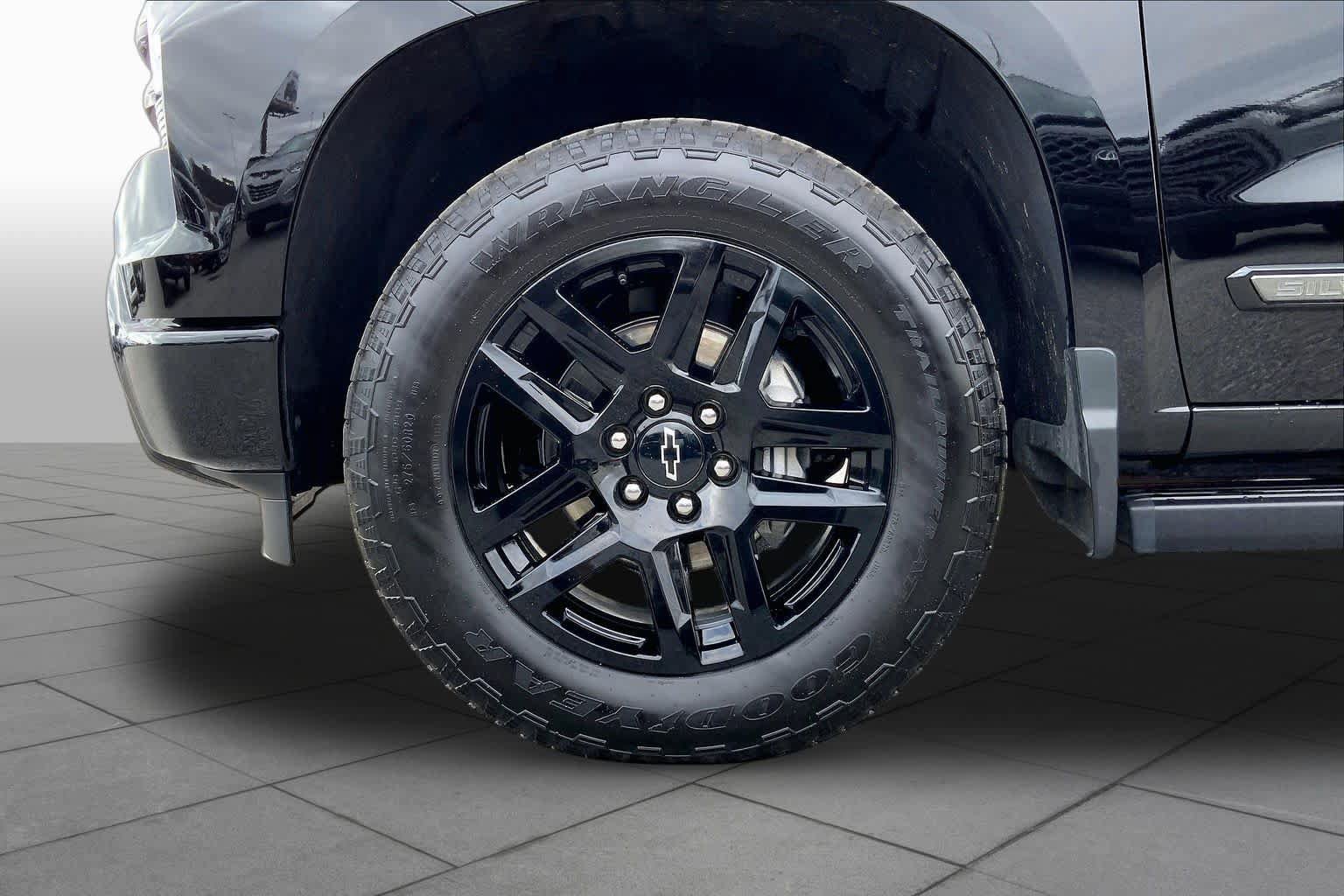 Used 2024 Chevrolet Silverado 1500 High Country w/ Midnight Edition AWD/4WD image 11