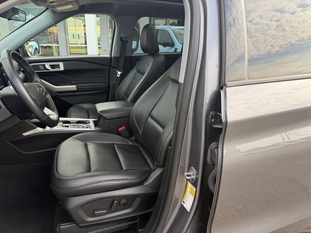Certified 2023 Ford Explorer XLT w/ Equipment Group 202A AWD/4WD image 9