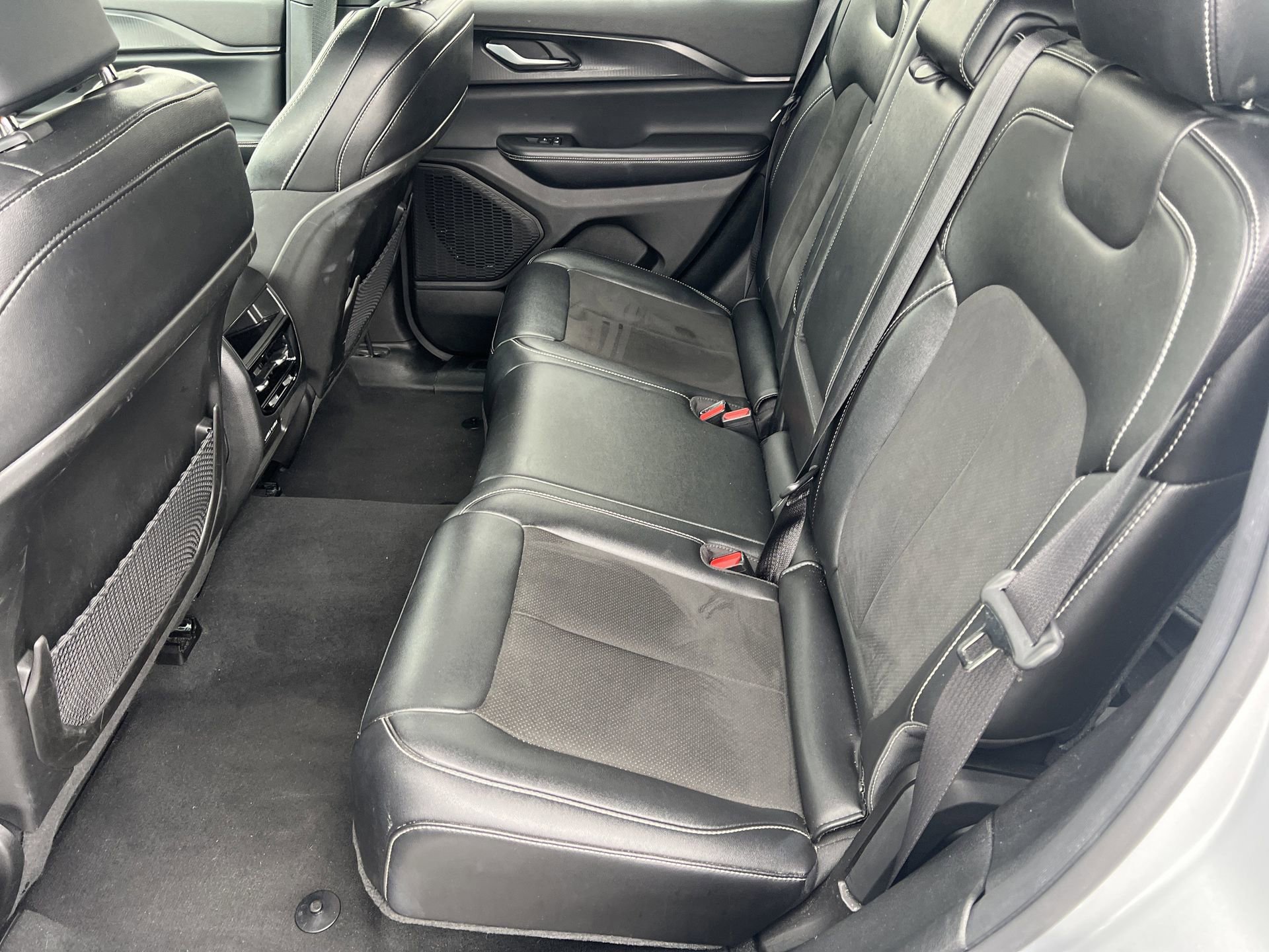 Used 2024 Jeep Grand Cherokee Altitude image 27