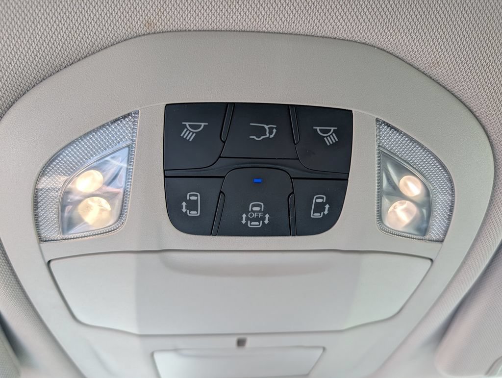 Used 2023 Chrysler Voyager LX FWD image 15