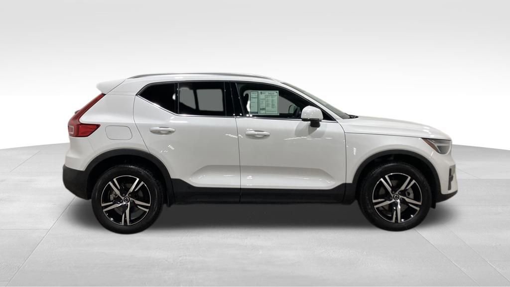 Used 2025 Volvo XC40 B5 Core image 2