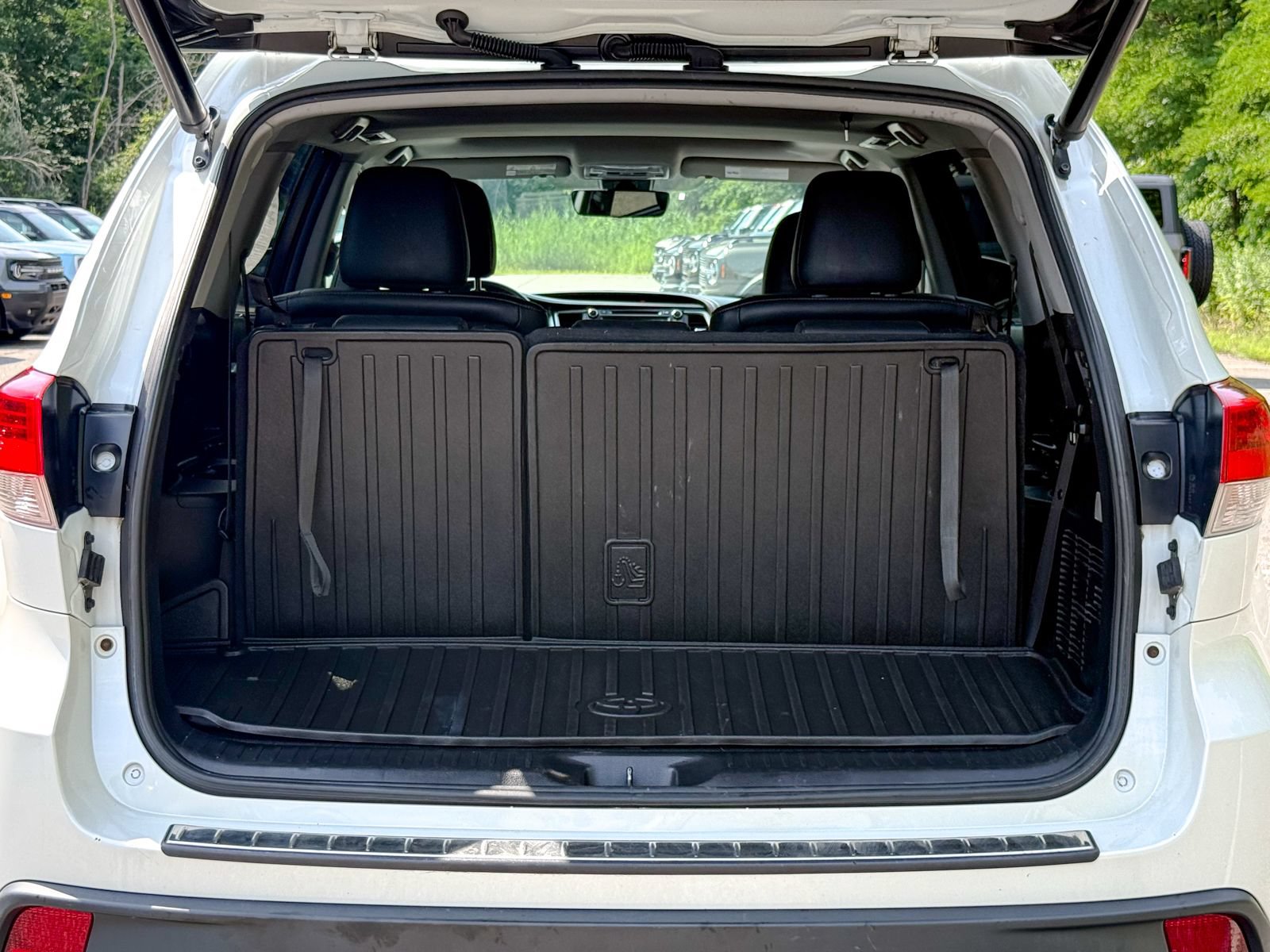 Used 2019 Toyota Highlander XLE AWD/4WD image 12