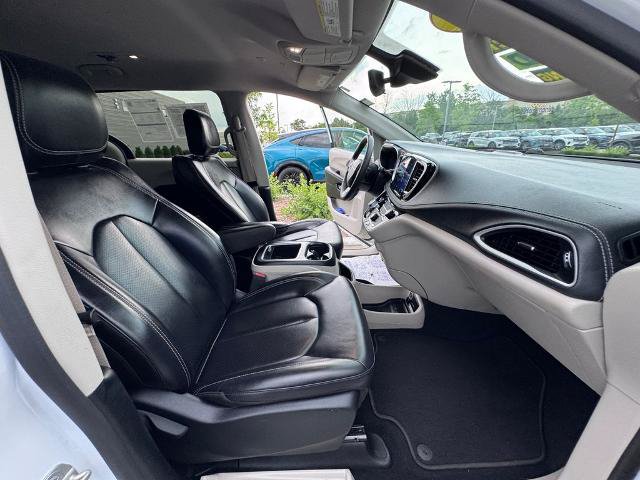 Used 2023 Chrysler Pacifica Touring-L FWD image 23