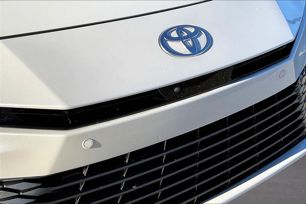 Used 2025 Toyota Camry XLE w/ Premium Plus Package FWD image 32