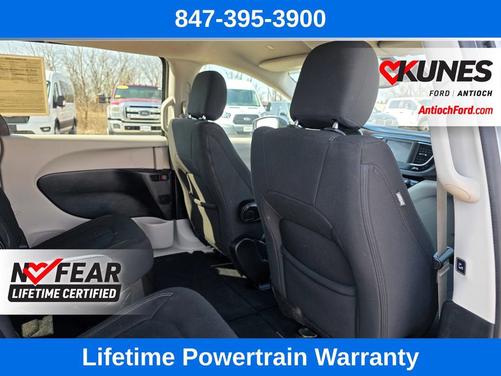 Used 2023 Chrysler Voyager LX image 27