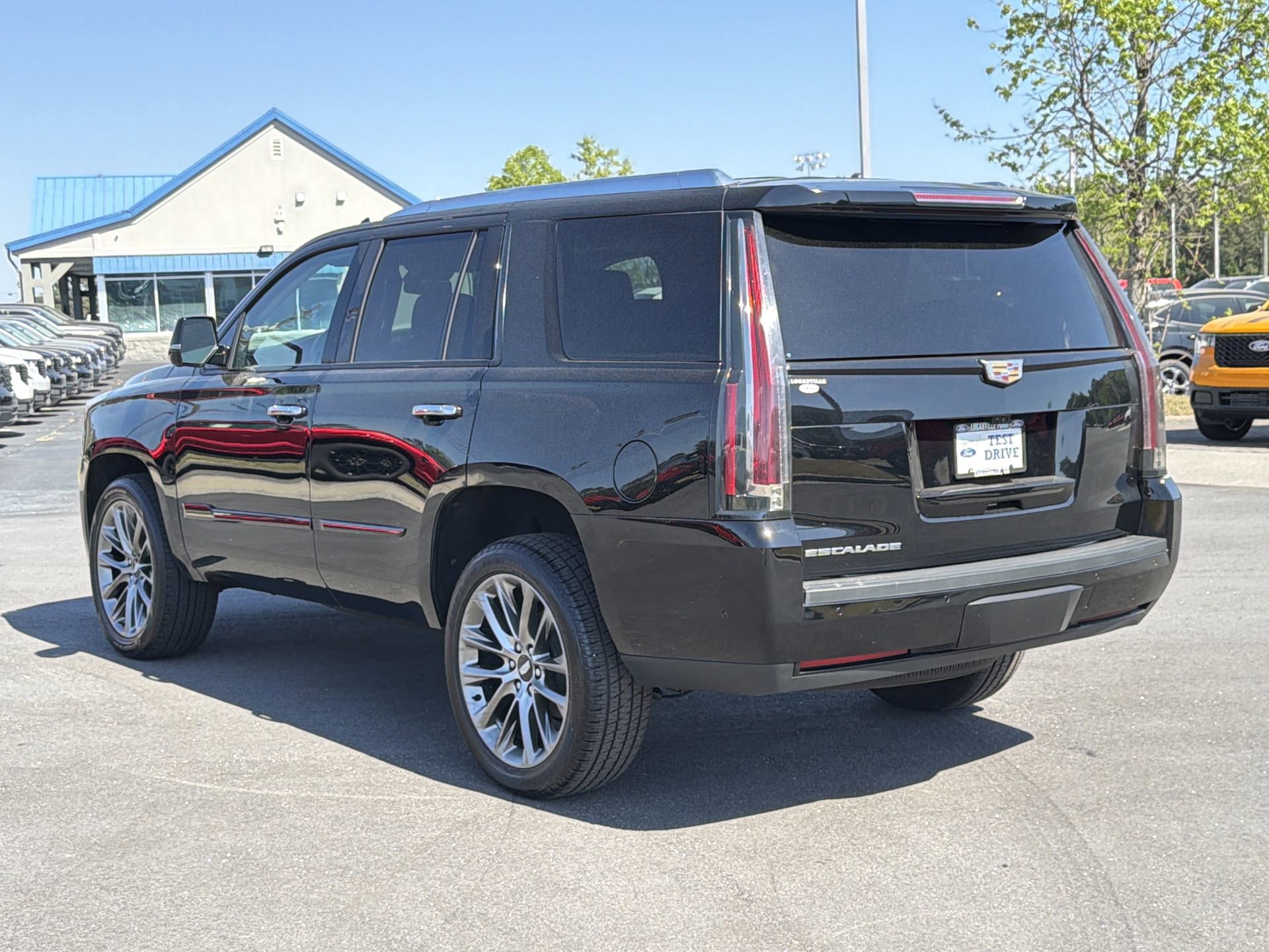 Used 2020 Cadillac Escalade Luxury w/ Escalade Sport Edition AWD/4WD image 5