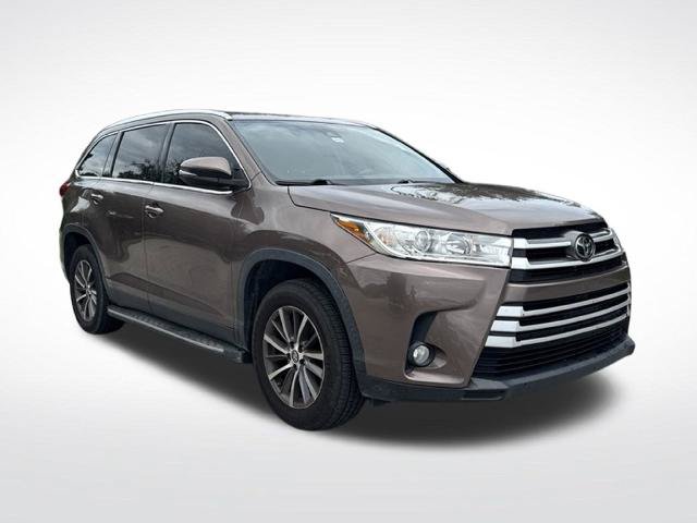 Used 2019 Toyota Highlander XLE FWD image 2