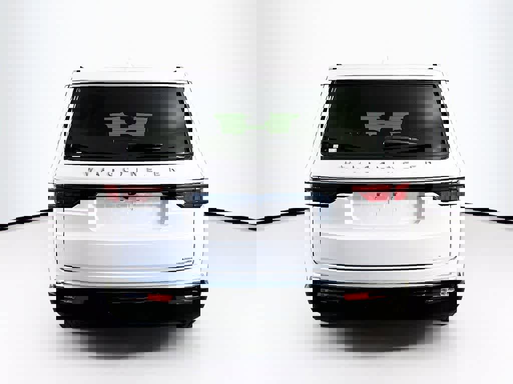 Used 2023 Jeep Wagoneer Series III w/ Preferred Equipment Group image 4