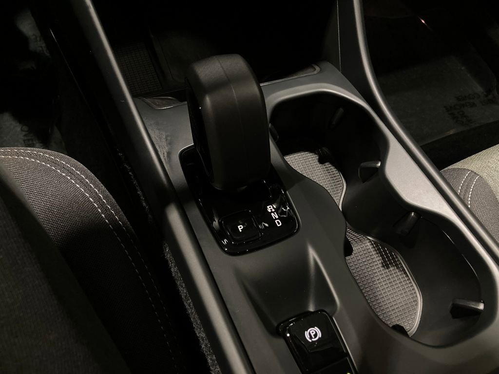 Used 2025 Volvo XC40 B5 Core image 27