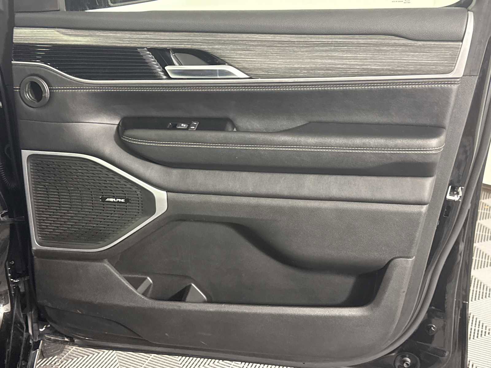 Used 2024 Jeep Wagoneer L Series II w/ Flexible Seating Group image 18