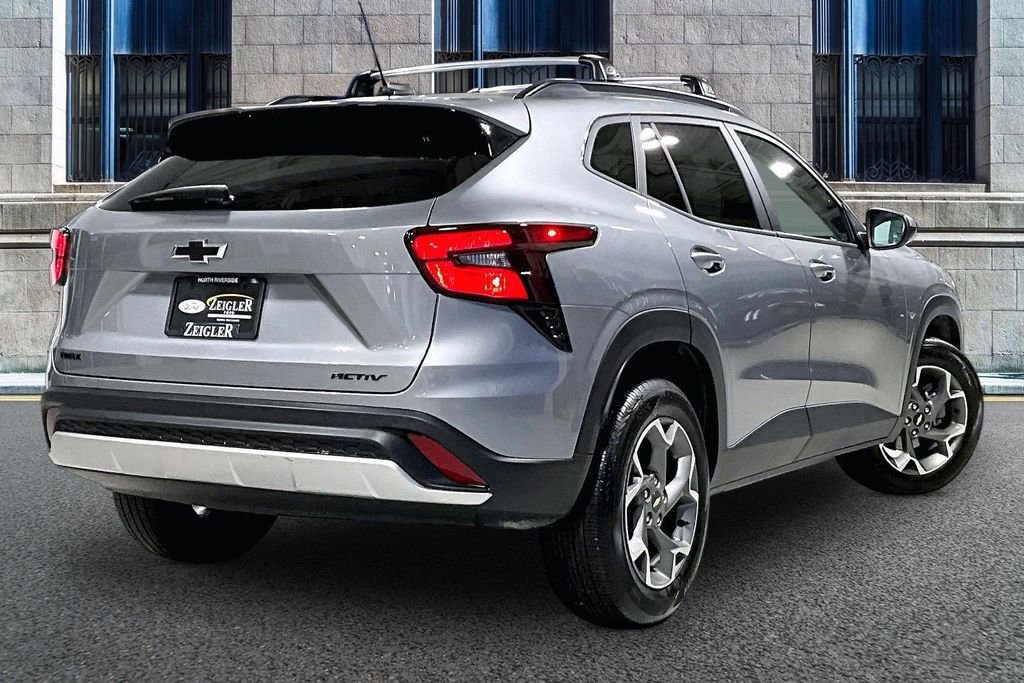 Used 2025 Chevrolet Trax LT w/ Driver Confidence Package image 11