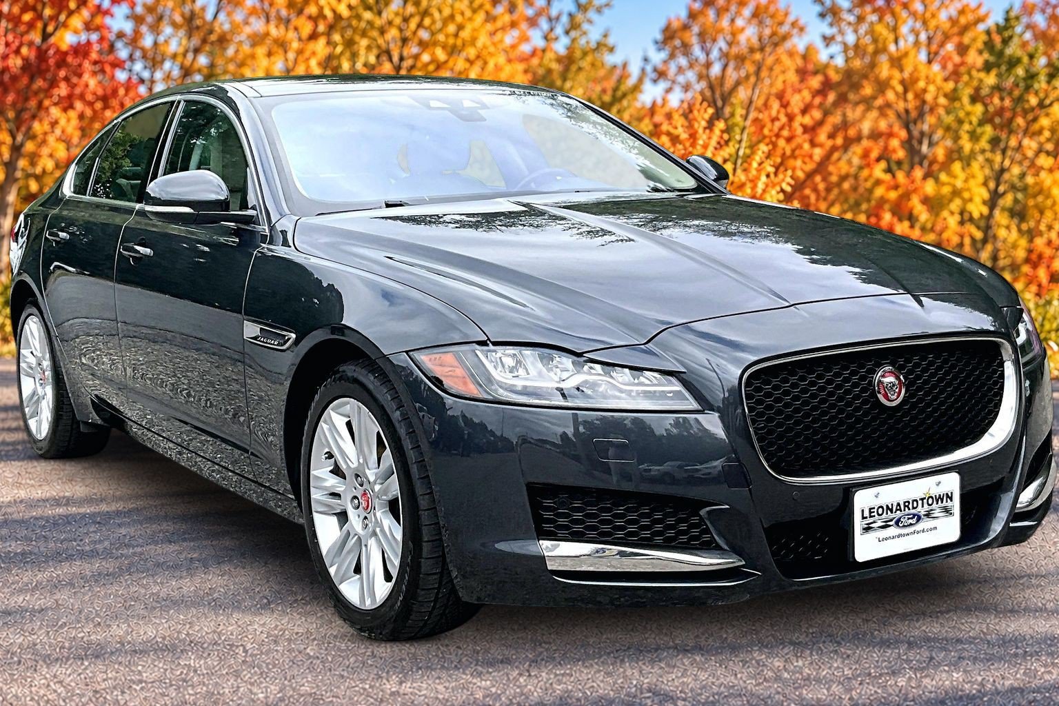 Used 2017 Jaguar XF Premium AWD/4WD image 13