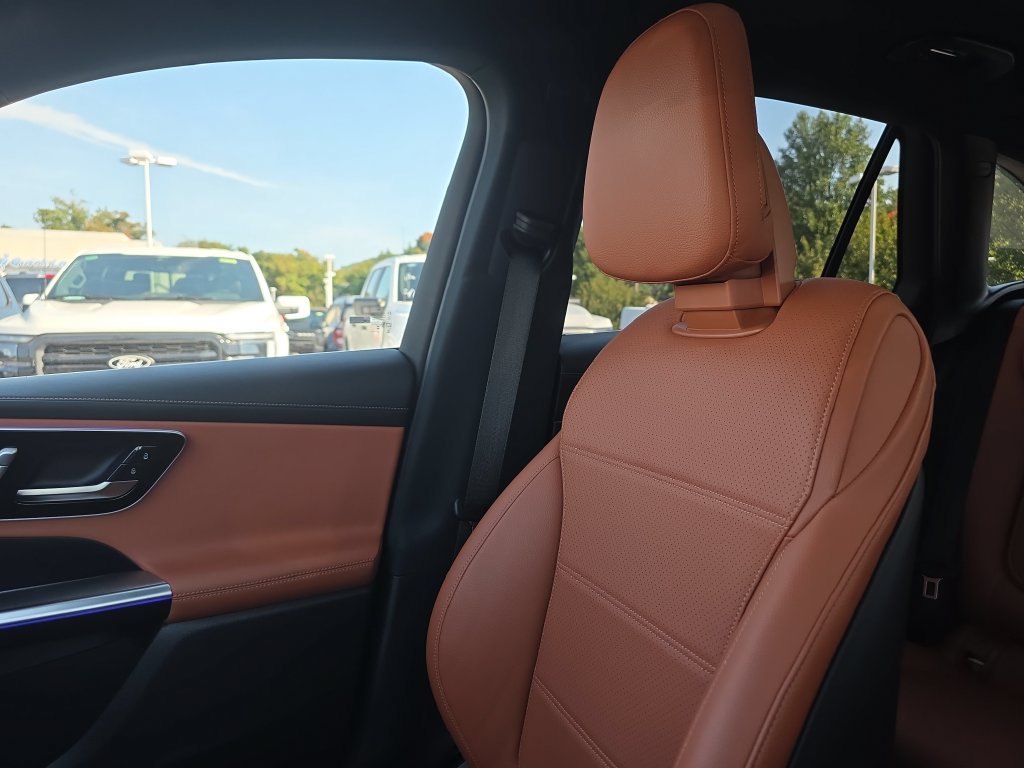 Used 2025 Mercedes-Benz GLC 300 4MATIC image 40
