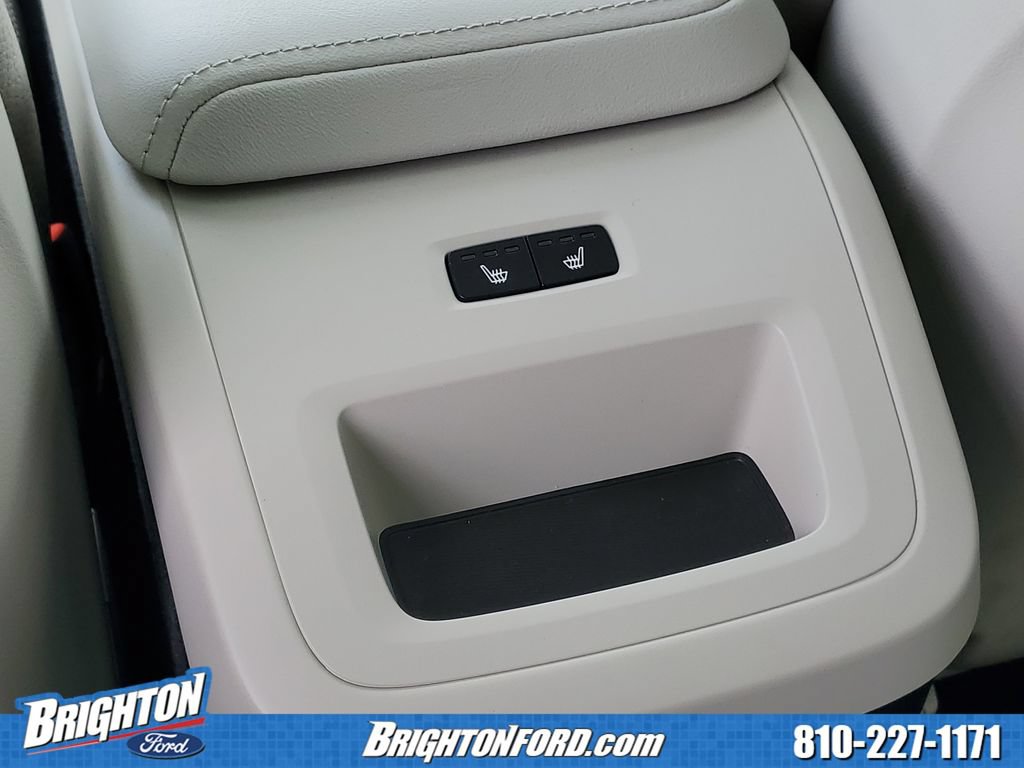 Used 2023 Volvo XC60 B5 Plus AWD/4WD image 13