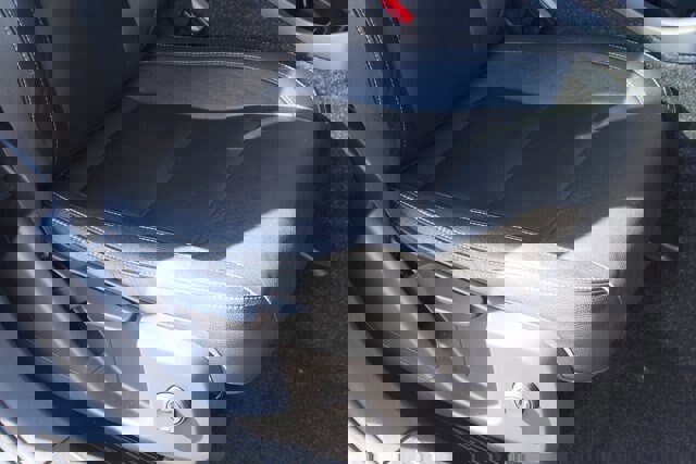 Used 2020 Volvo XC40 T4 Momentum image 12