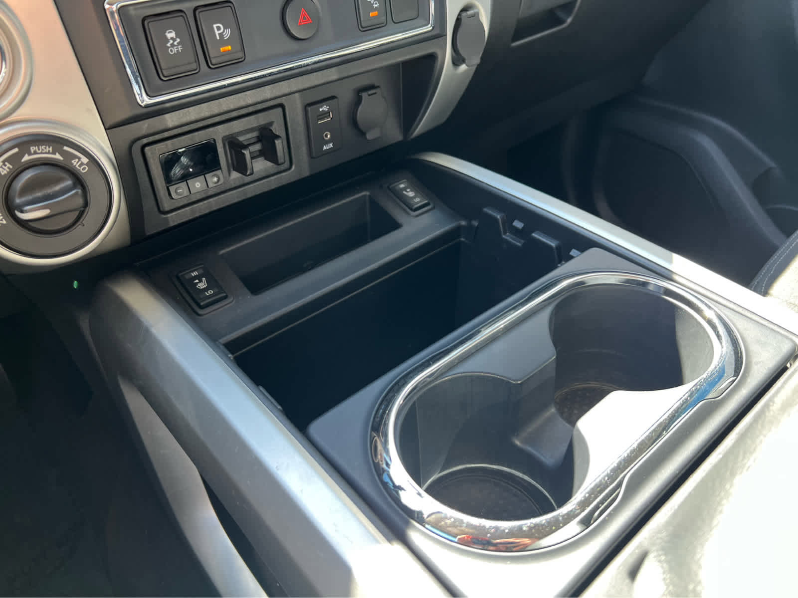 Used 2017 Nissan Titan SV image 38